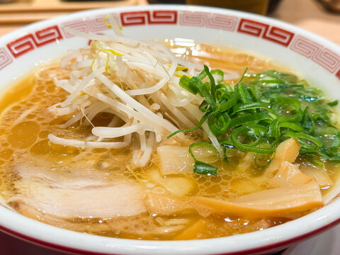醤油ラーメン。もやしとネギとメンマとチャーシュートッピング。熱々の脂が浮いた熱々の美味しいスープ