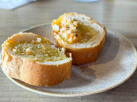 みじん切りにした野菜を混ぜたバターをバゲットで挟んだサンドイッチの断面。