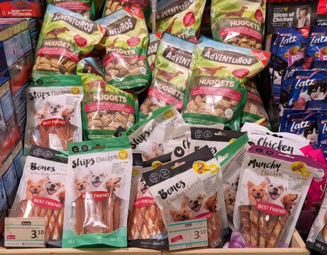 Expositor con bolsas de comida para perros Nuggets de Adventuros de Purina y bolsas de Munchy, Bones y Strips Chicken en tienda Normal en Madrid, Espa&ntilde;a, 20 de abril de 2026