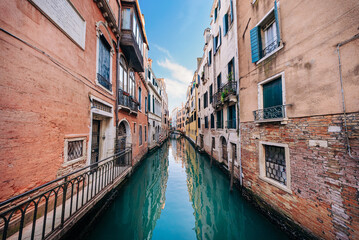 Obraz premium Narrow Venetian Canal in Daylight, Italy Travel Destination, Romantic vacation