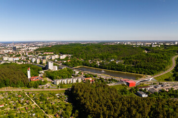 Panorama osiedla Niedźwiednik w Gdańsku otoczonego lasem © BlackMediaHouse