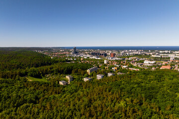 Panorama osiedla Niedźwiednik w Gdańsku otoczonego lasem © BlackMediaHouse