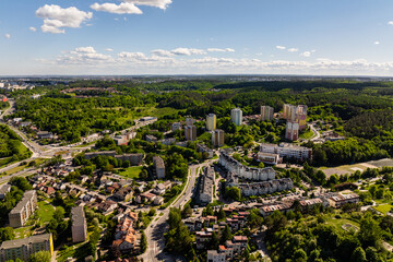 Panorama osiedla Niedźwiednik w Gdańsku otoczonego lasem © BlackMediaHouse