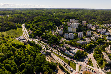 Panorama osiedla Niedźwiednik w Gdańsku otoczonego lasem © BlackMediaHouse