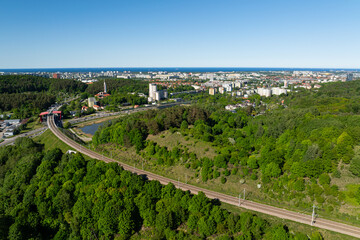 Panorama osiedla Niedźwiednik w Gdańsku otoczonego lasem © BlackMediaHouse
