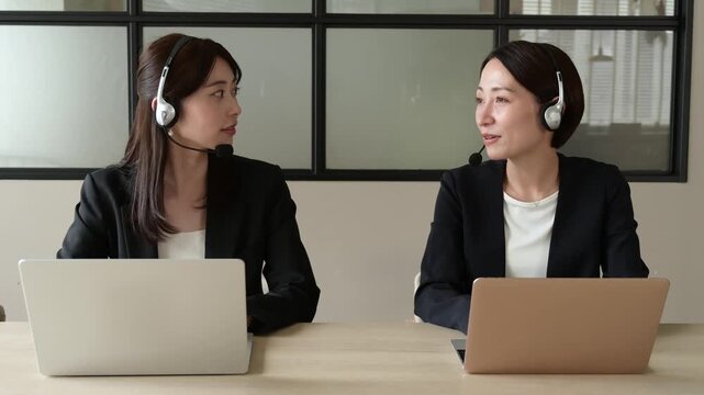 笑顔で会話をするコールセンターの女性