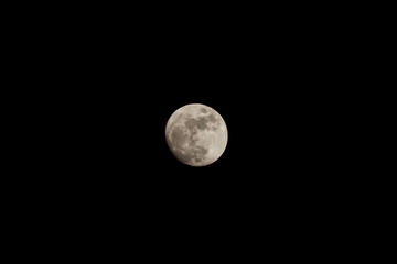 Obraz premium Clear visibility of moon craters and lunar maria, detailed close-up shot on a dark starry night.