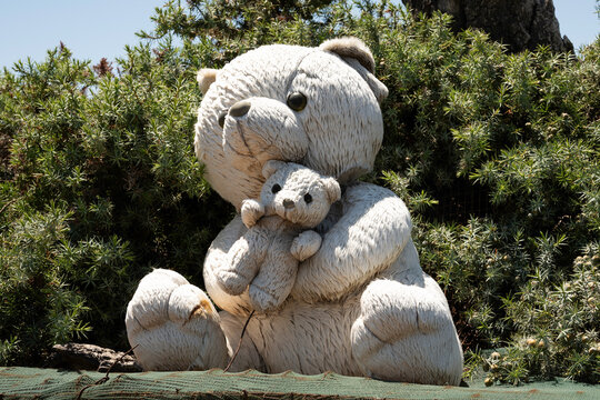 Gro&szlig; und  klein - Zwei &uuml;berdimensionale Teddyb&auml;ren als Werbeobjekte