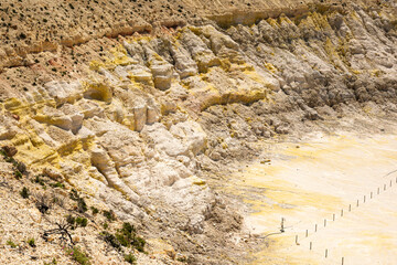 Blick in den Stefanuskrater im Vulkan der griechischen  Insel Nissiros © Thomas