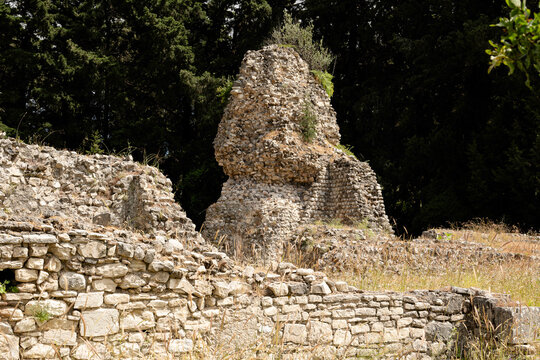 Ruinen  im Asklepieion, einem antiken Heiligtum der Heilkunst auf der griechischen Insel Kos. Im 5. Jahrhundert vor Christi war die Anlage ein Wallfahrtsort f&uuml;r Kranke