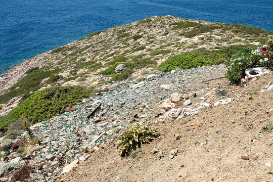 M&uuml;ll aus Gl&auml;sern und Flaschen an der K&uuml;ste - Umwelts&uuml;nde auf  der griechischen  Insel Telentos