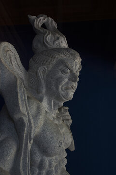 仁王像（金剛力士像）は、寺院の表門などに安置される仏教の守護神。口を開いた「阿形（あぎょう）」