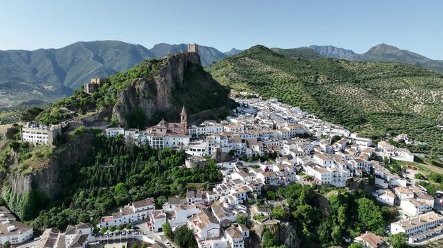 Municipio de Zahara de la Sierra en el parque natural de Grazalema, Espa&ntilde;a