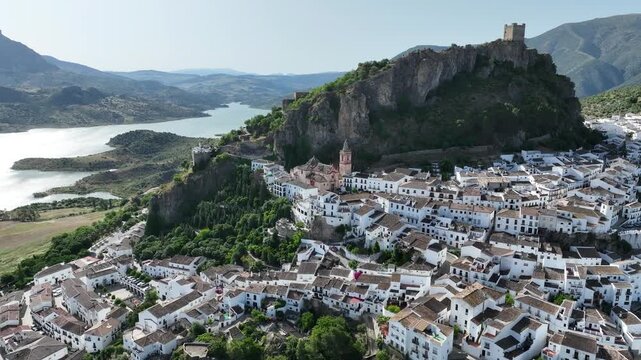 Municipio de Zahara de la Sierra en el parque natural de Grazalema, Espa&ntilde;a
