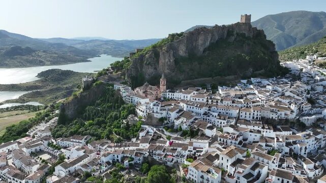 Municipio de Zahara de la Sierra en el parque natural de Grazalema, Espa&ntilde;a