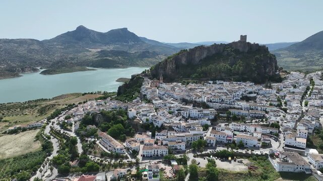Municipio de Zahara de la Sierra en el parque natural de Grazalema, Espa&ntilde;a