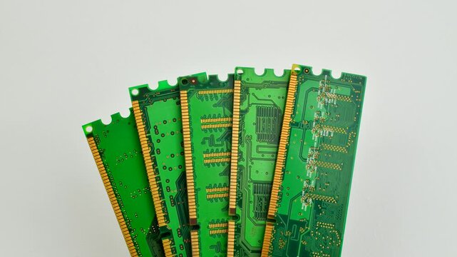 Fascinating detail of computer RAM, with shiny chips ready to accelerate performance. Impressive close-up of RAM memory, revealing its intricate architecture and computing power.
