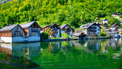 Obraz premium Scenic Hallstatt city and lake, showcasing traditional Austrian architecture and breathtaking natural beauty