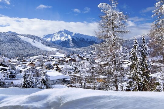 View of the village with Gschwandkopf and Hocheder 2797m in winter, Seefeld, Seefeld Plateau, Tyrol, Austria