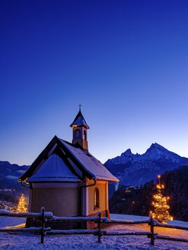 Chapel of the Beatitudes, also: Kirchleitnkapelle am Lockstein with illuminated Christmas tree in winter at dusk, Watzmann in the background, Berchtesgaden, Berchtesgadener Land, Upper Bavaria, Bavaria, Germany