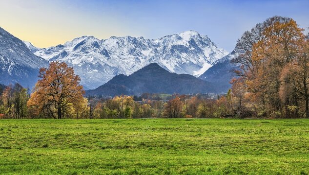 Autumn landscape near the hamlet of Weichs with Zugspitzgruppe 2962m in the Wetterstein Mountains, Ohlstadt, Loisachtal, Das Blaue Land, Upper Bavaria, Bavaria, Germany