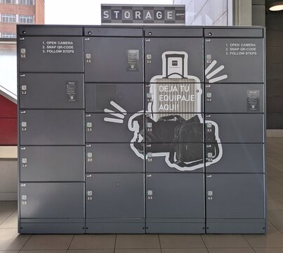 Luggage locker station. Sistema de taquillas autom&aacute;ticas para guardar equipaje por sistema con c&oacute;digo QR, en vest&iacute;bulo de estaci&oacute;n de metro. Madrid, Espa&ntilde;a, 21 de abril de 2026