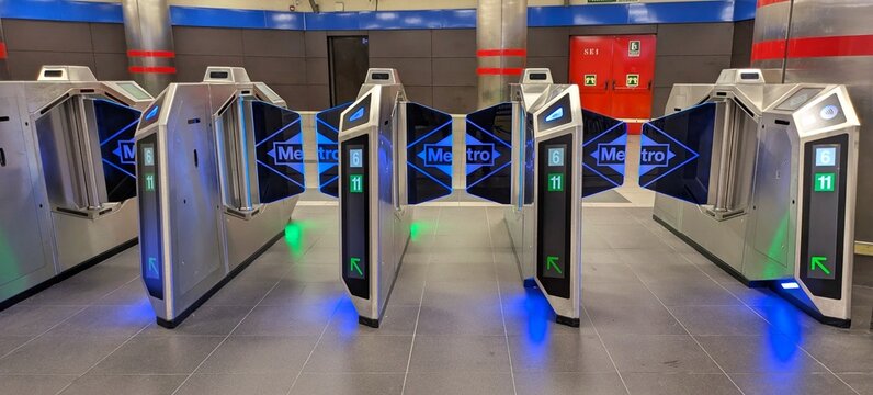 Nuevas puertas de torniquete de acero inoxidable, con luces reflectantes, en la entrada de la estaci&oacute;n de Plaza El&iacute;ptica del metro de Madrid, Espa&ntilde;a, 21 de abril de 2026