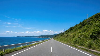 Naklejka premium 海に向かって伸びる夏の一本道ロード