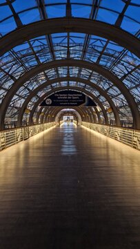 Tunnelgang zwischen den Messehallen in Leipzig, 