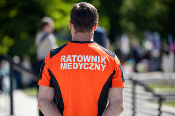 Ratownik medyczny na zabezpieczeniu zgromadzenia publicznego © FotoDax