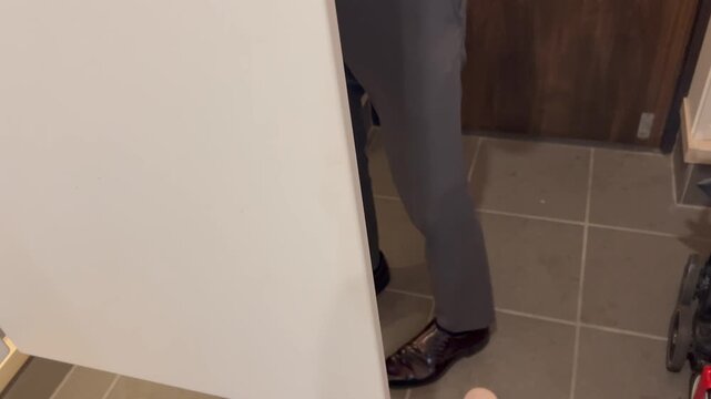 玄関で靴を履くビジネスマン