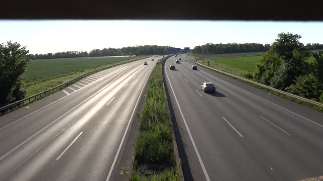 geringer Verkehr auf der Autobahn A61 nahe dem Bliesheimer Kreuz, Weilerswist, Nordrhein-Westfalen, Deutschland