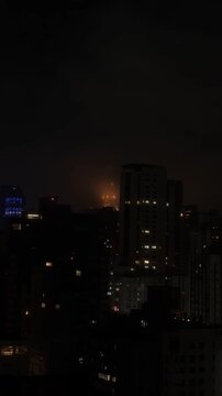 S&atilde;o Paulo, Brasil - 28 de maio de 2026: Timelapse noturno da Torre C&aacute;sper L&iacute;bero Torre da TV Gazeta iluminadas sobre a Avenida Paulista