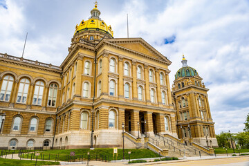 Fototapeta premium Iowa State Capitol Close Up in Spring