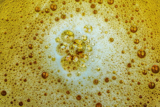 Schiuma da detergente con dettaglio delle bolle e bollicine dai mille colori  
