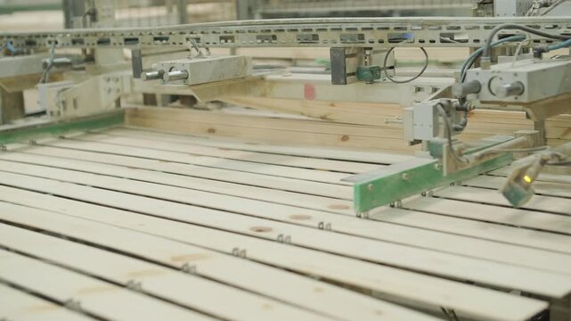 Process of crushing and shredding long wooden strips into small pieces of industrial wood waste automatically