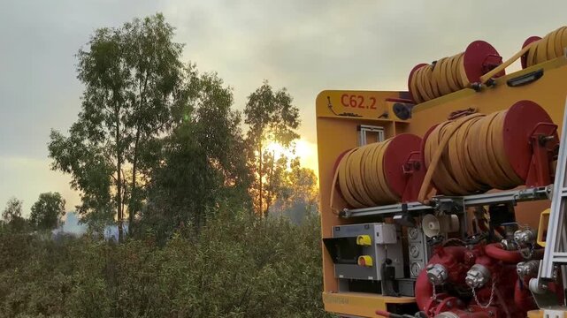Bomberos Forestales Combatiendo un Incendio en el Monte Durante una Operaci&oacute;n de Extinci&oacute;n