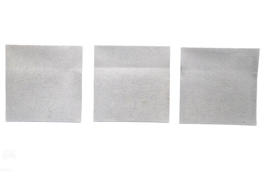 Tres notas adhesivas blancas en blanco sobre fondo negro con espacio para texto y dise&ntilde;o minimalista