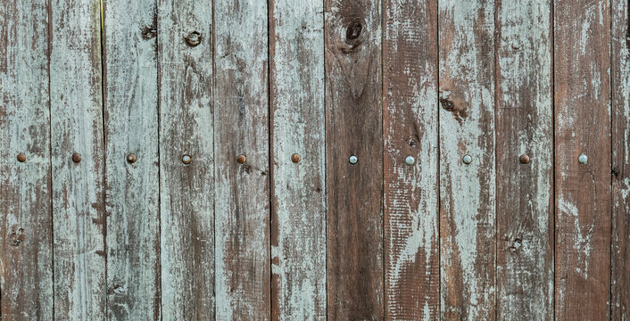 Textura de madera envejecida con pintura desgastada en tonos azul y marr&oacute;n, fondo r&uacute;stico de tablones verticales