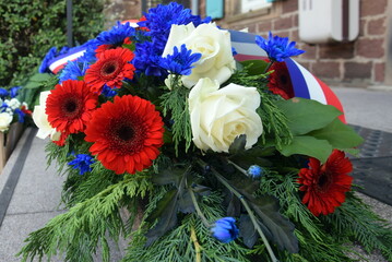 Composition florale patriotique française avec roses blanches et fleurs bleues © InoStudiox