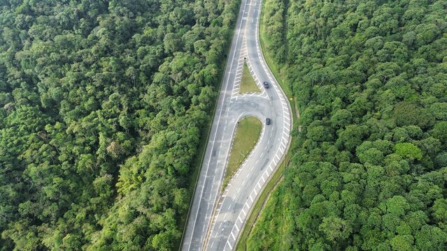 A rodovia Indio Tibiri&ccedil;a (SP-031) na cidade de S&atilde;o Bernardo do Campo, estado de S&atilde;o Paulo, Brasil, em meio &agrave; floresta tropical do bioma Mata Atl&acirc;ntica, em imagem a&eacute;rea captada por um drone.