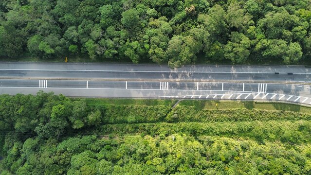 A rodovia Indio Tibiri&ccedil;a (SP-031) na cidade de S&atilde;o Bernardo do Campo, estado de S&atilde;o Paulo, Brasil, em meio &agrave; floresta tropical do bioma Mata Atl&acirc;ntica, em imagem a&eacute;rea captada por um drone.