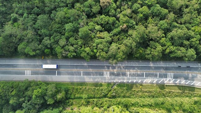 A rodovia Indio Tibiri&ccedil;a da cidade de Santo Andr&eacute;, estado de S&atilde;o Paulo, Brasil, em meio &agrave; floresta tropical do bioma Mata Atl&acirc;ntica, em imagem a&eacute;rea captada por um drone.