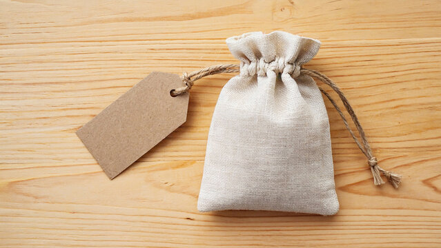 mockup of cotton drawstring pouch with empty white tag.ai 