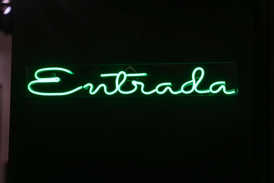 letrero con letras ne&oacute;n verdes con la palabra "entrada" con fondo negro