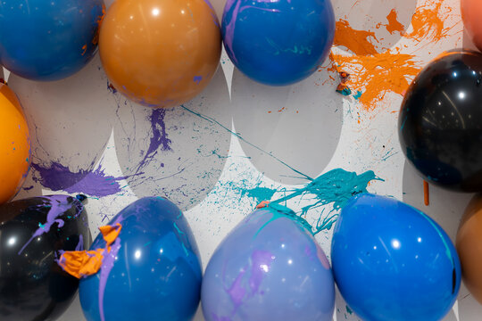 marco de globos inflados de colores para reventar, explotar y salpicar pintura