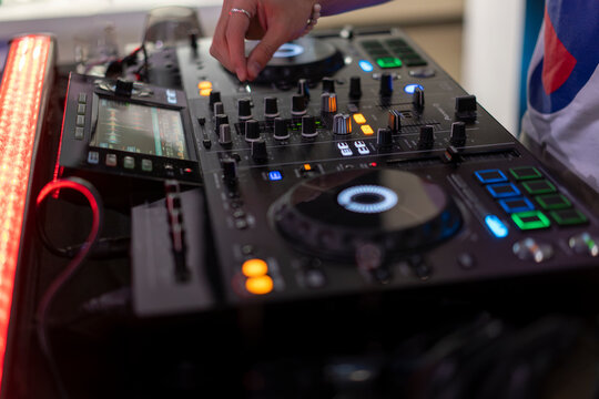 Primer plano de controlador de audio digital para DJ y eventos.