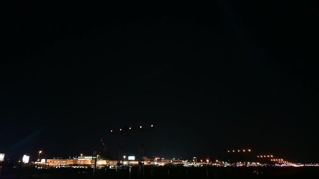 夜の福岡空港に着陸進入するエアバスA350 (2026年5月）