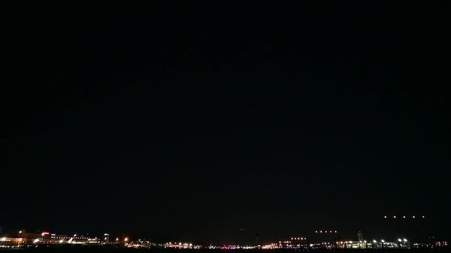 夜の福岡空港に着陸進入するエアバスA350 (2026年5月）