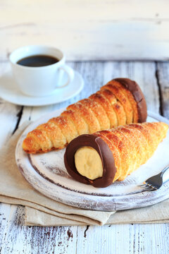 Schaumr&ouml;llchen mit Sahne & Vanillecreme und Kaffee